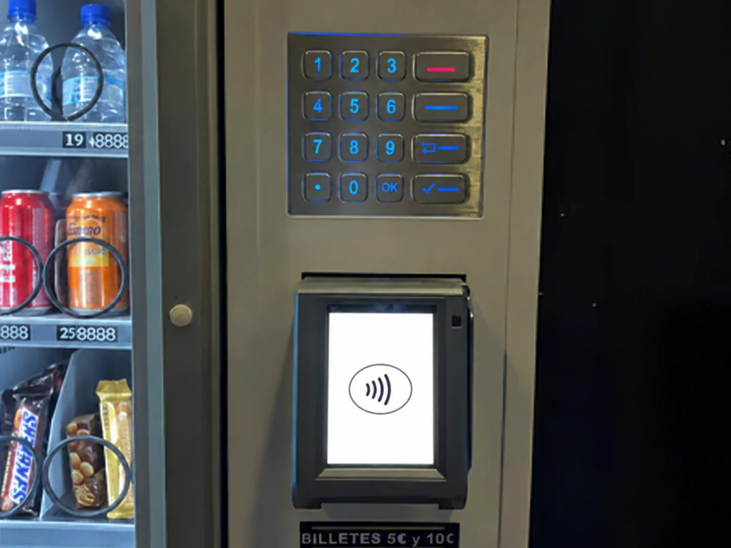 Terminal de pago base instalado en el frontal de una máquina vending compatible